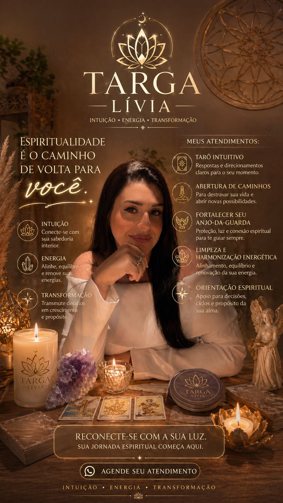 Taróloga Livia em ambiente espiritual com cartas e elementos místicos
